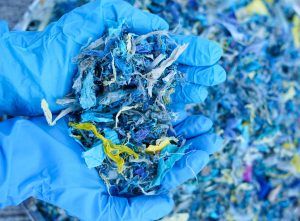 Déchets médicaux désinfectés et broyés, secs et méconnaissables, prêts à être triés