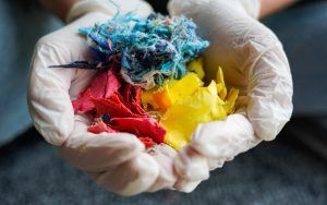 Granulés de plastique triés par couleur, issus de déchets médicaux désinfectés et valorisés par R-steryl